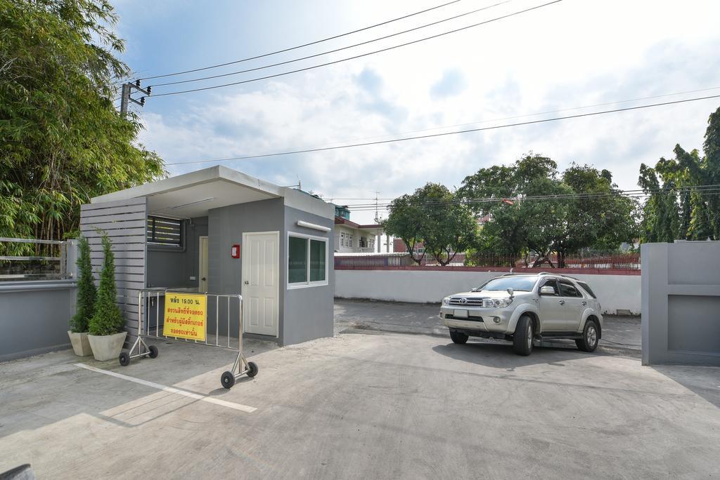 B32 Apartment Bangkok Exterior photo